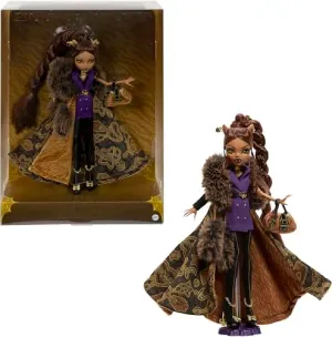 Muñeca Monster High Clawdeen Wolf House of Wolf Coleccionable, con Abrigo de Jacquard de Piel sintética, Vestido Tipo Blazer Morado, pantabotas y Accesorios Dorados