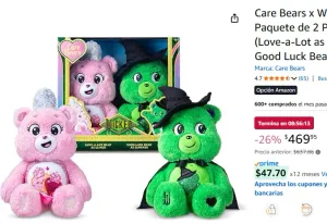 Care Bears x Wicked - Paquete de 2 Peluches (Love-a-Lot as Glinda and Good Luck Bear as Elphaba)