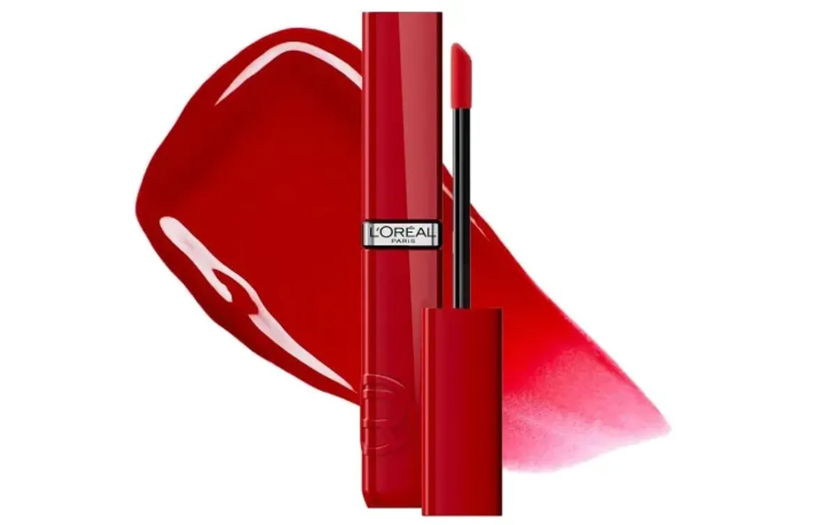 L'Oréal Paris Infallible Laque Resistance, Labial Líquido con Acabado Brilloso de Larga Duración Hasta por 16h, Fórmula Ligera Sin Sensación Pegajosa, Tono Le Rouge Paris, 5 ml