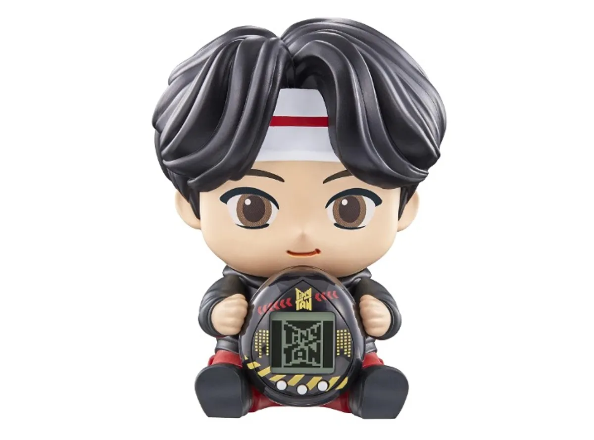 Tamagotchi Nano x TinyTAN - Jin Ver., Figura de Vinilo y Mascota Electrónica