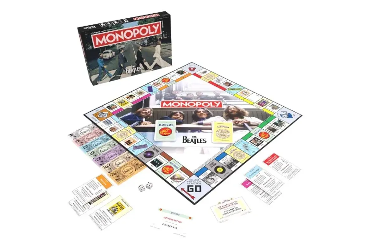Monopoly: The Beatles, Play as Rocky Raccoon, Martillo de Plata de Maxwell, I Am The Walrus & More, Juego Coleccionable con Licencia Oficial basado en la Banda de Rock de los Beatles para 2-6